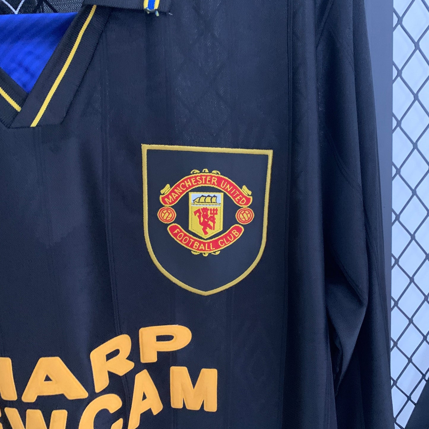 Manchester United 1994-95 Away Long-Sleeve Retro Jersey – Black Gold Yellow V-Neck Polo Collar Blue Cuffs Sharp Viewcam Man Utd Shield Crest Cantona Giggs Scholes Beckham Roy Keane Cole Premier League Fan Version Football Shirt
