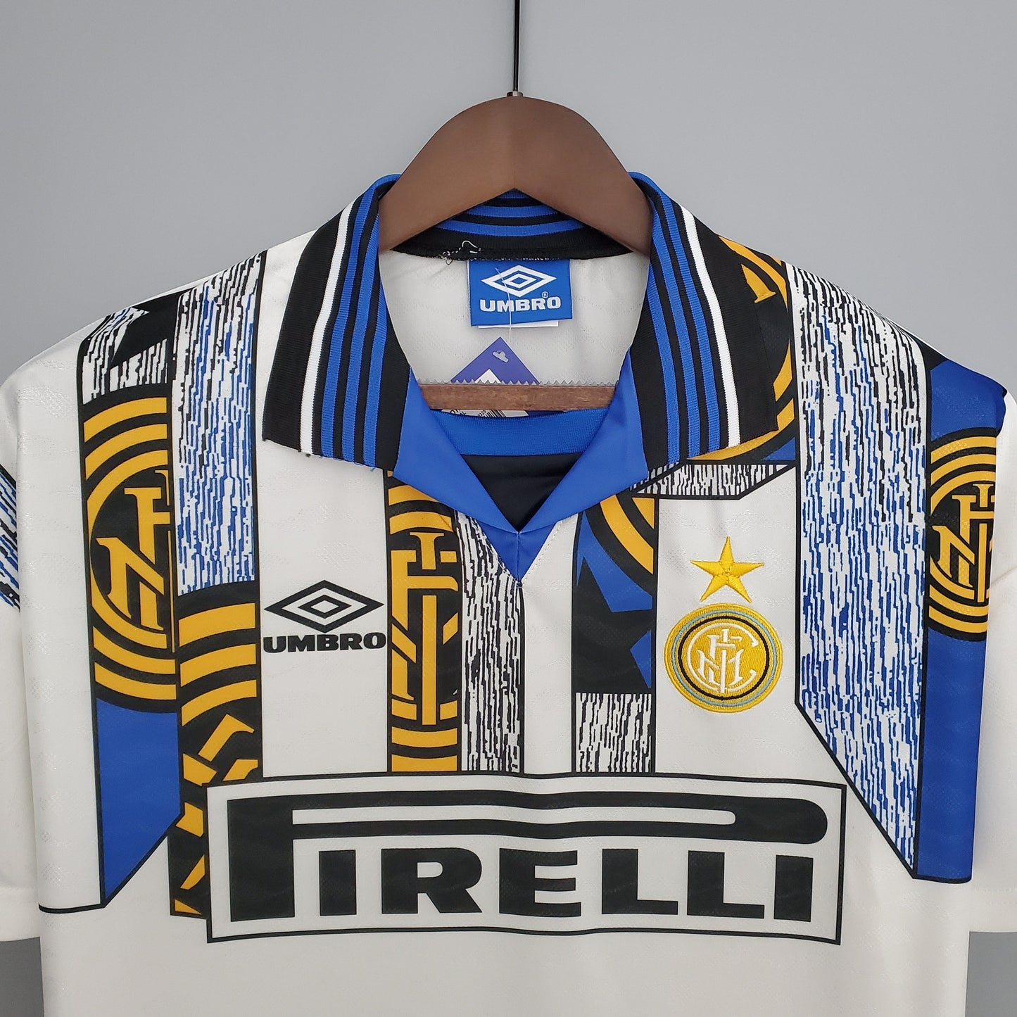 Inter Milan 1996-97 Away Retro Jersey – Umbro White Geometric Pirelli Zanetti Zamorano Djorkaeff Serie A Football Shirt