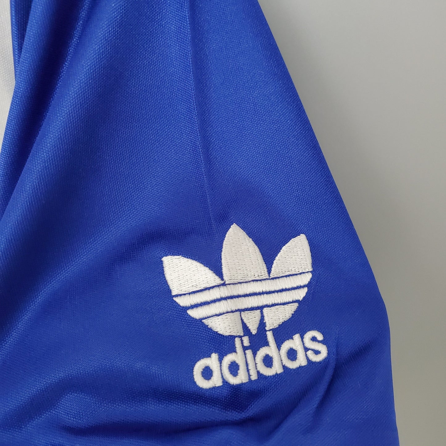 Manchester United 1985-86 Away Retro Jersey – Adidas Royal Blue Sharp V-Neck Trefoil Classic 80s Fan Version Football Shirt