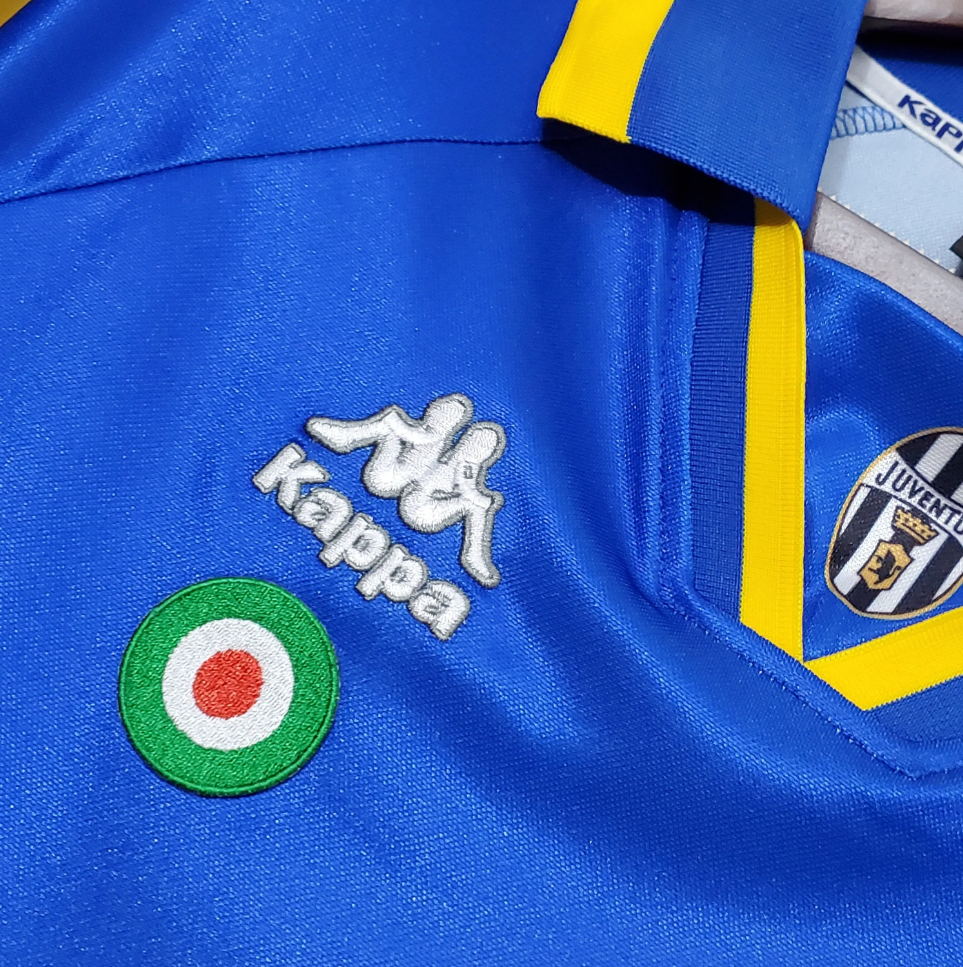 Juventus 1996-97 Away Retro Jersey – Kappa Royal Blue Yellow V-Neck Geometric Panel Sony Two Gold Stars Del Piero Zidane Conte Deschamps Serie A Champions League Fan Version Football Shirt