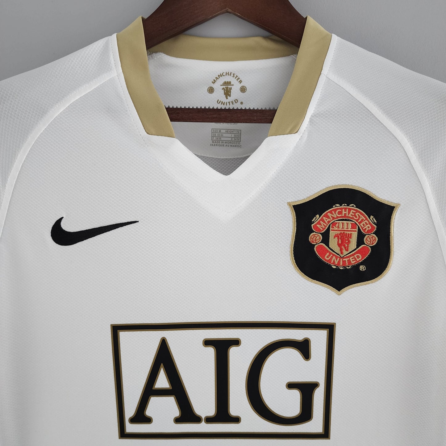 Manchester United 2006-07 Away Retro Jersey – Nike White Gold AIG Ronaldo Rooney Giggs Scholes Ferdinand Vidic Sir Alex Ferguson Fan Version Football Shirt