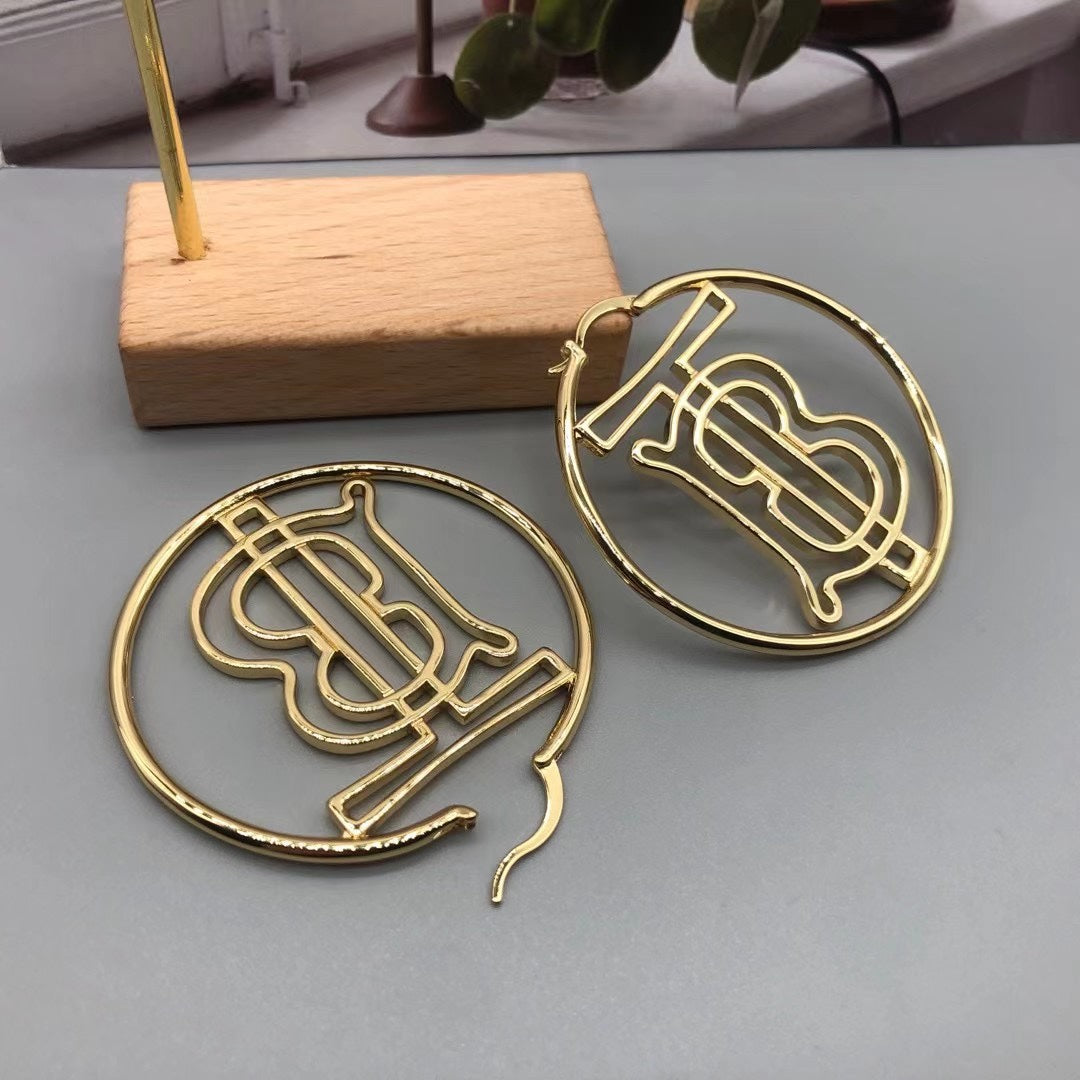 Burberry oval TB monogram drop earrings in Gold Tone, detail view 4