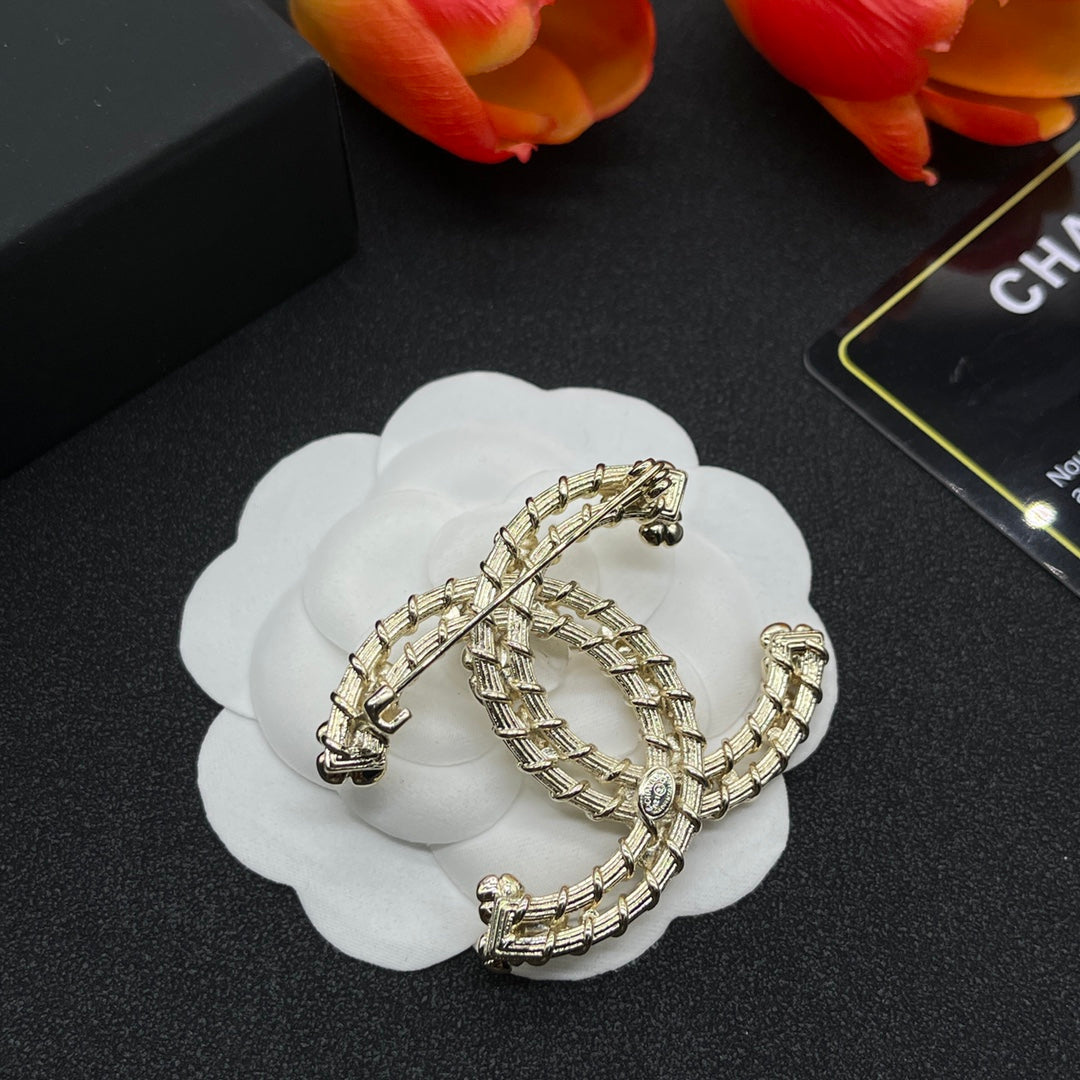 Chanel style brooches - product photo 6