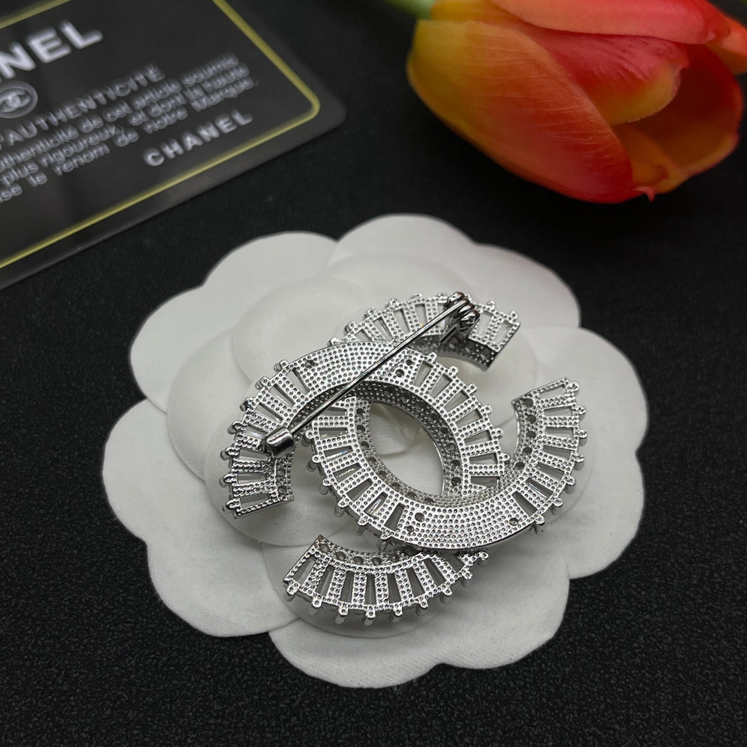 Chanel style brooches - product photo 6