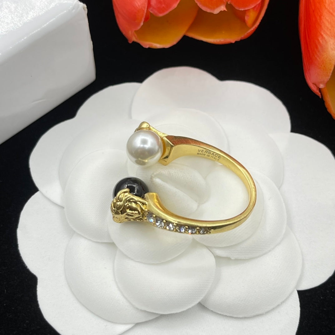 Alexander McQueen Pearl Skull Signet ring in Gold Tone, detail view 6