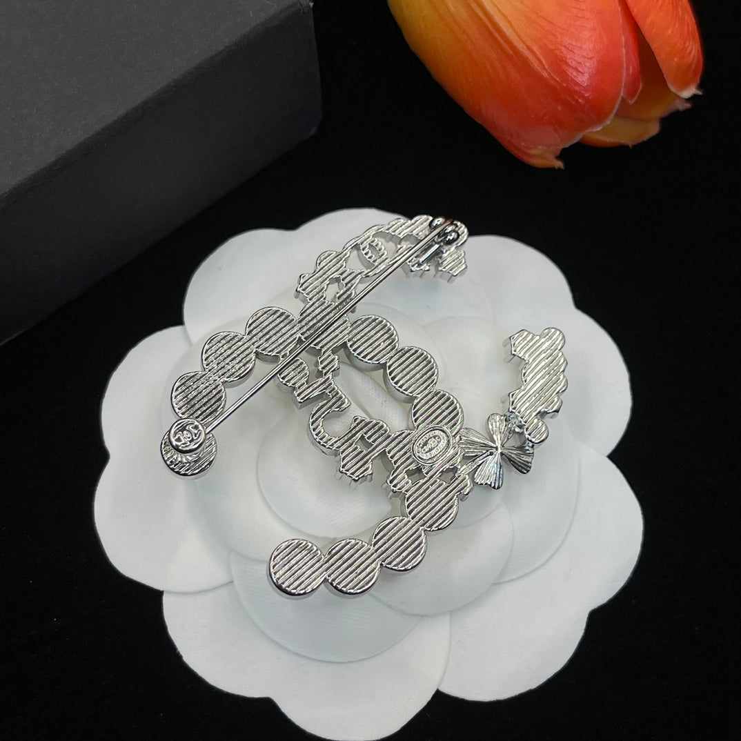 Chanel style brooches - product photo 6