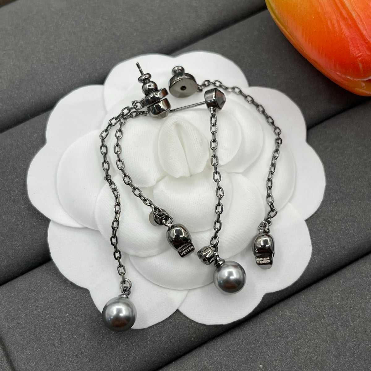 Alexander McQueen Black Pearl Chain Drop earrings in Black & Silver Tone, detail view 6
