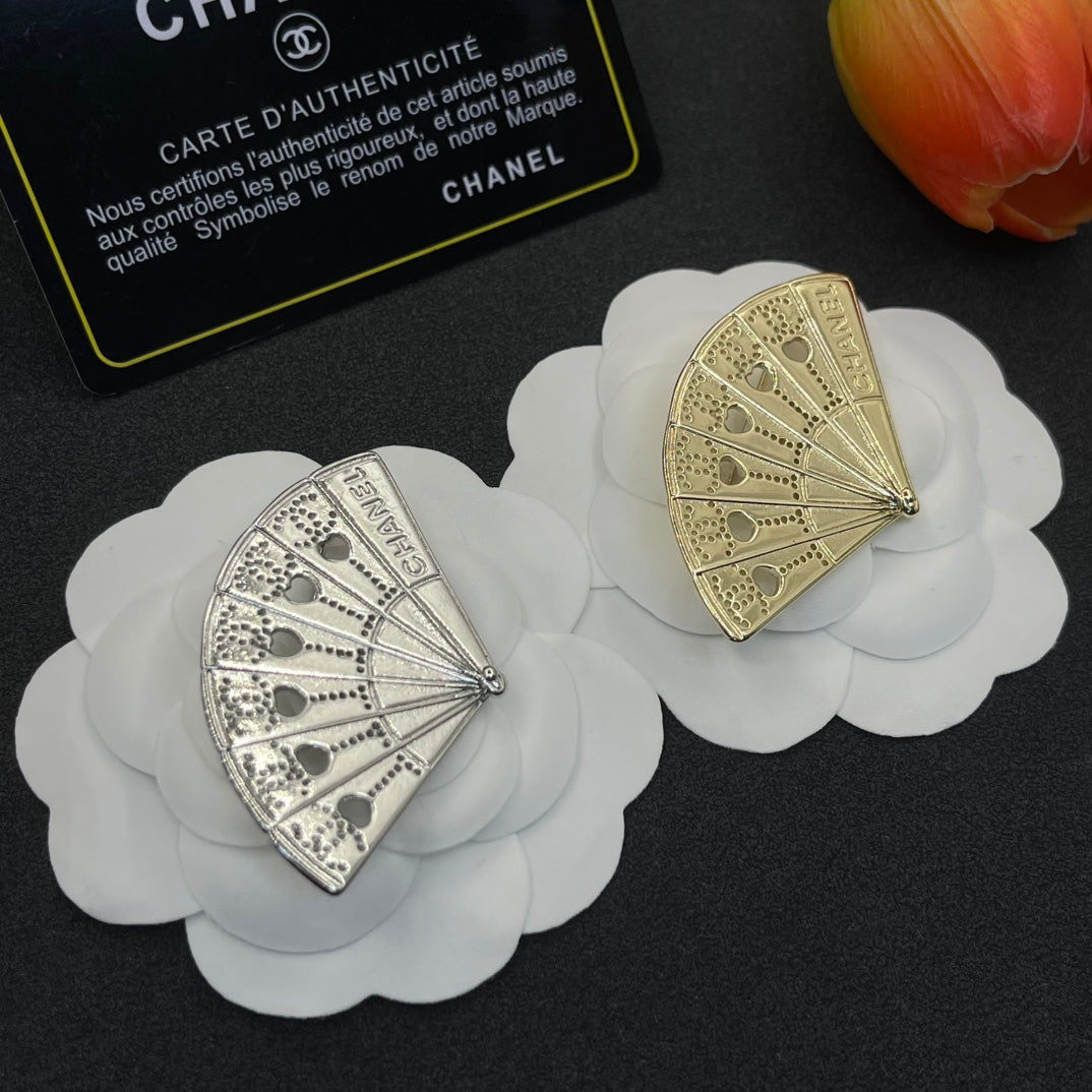 Chanel style brooches - product photo 7