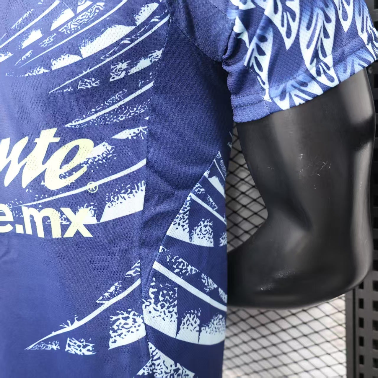 2025/26 Club América Away Player Version Jersey - Dark Navy Blue Body All-Over Aztec Eagle Deity Embossed Graphic -  Yellow-Green Three Stripes - Club América Crest - Caliente.mx Principal Sponsor