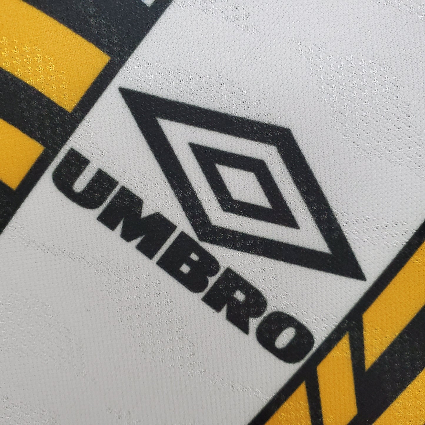 Inter Milan 1996-97 Away Retro Jersey – Umbro White Geometric Pirelli Zanetti Zamorano Djorkaeff Serie A Football Shirt