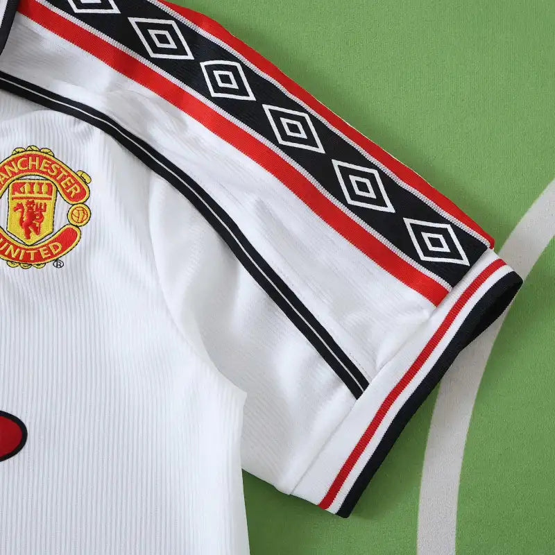 Manchester United Third Retro Fan Version Jersey 1998/99 – White Umbro SHARP Treble Season Football Shirt