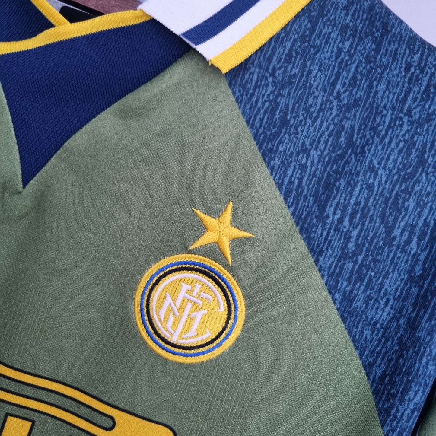 Inter Milan 1995-96 Away Retro Jersey – Umbro Green Pirelli Zanetti Roberto Carlos Paul Ince Football Shirt