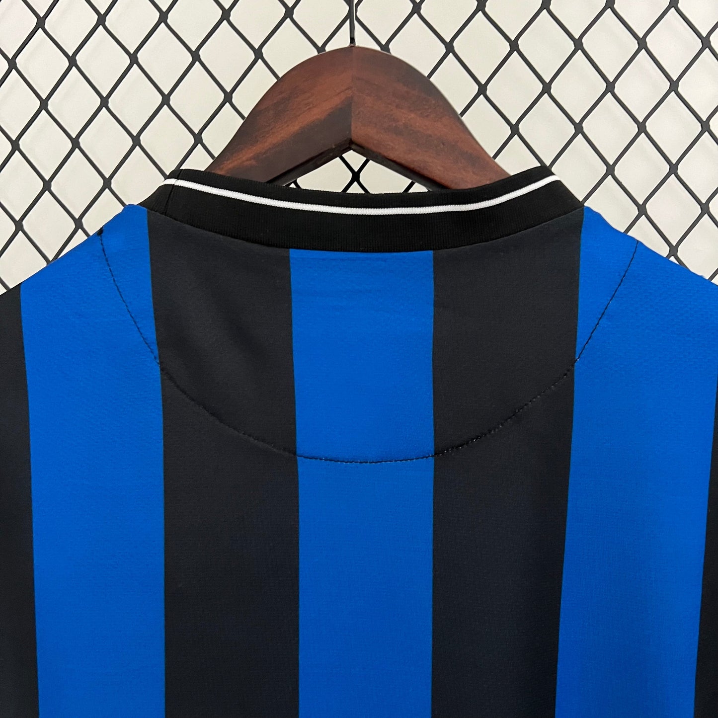Inter Milan 2009-10 Home Retro Jersey – Nike Blue Black Pirelli Treble Winners Sneijder Eto'o Milito Zanetti Mourinho Serie A Champions League Football Shirt
