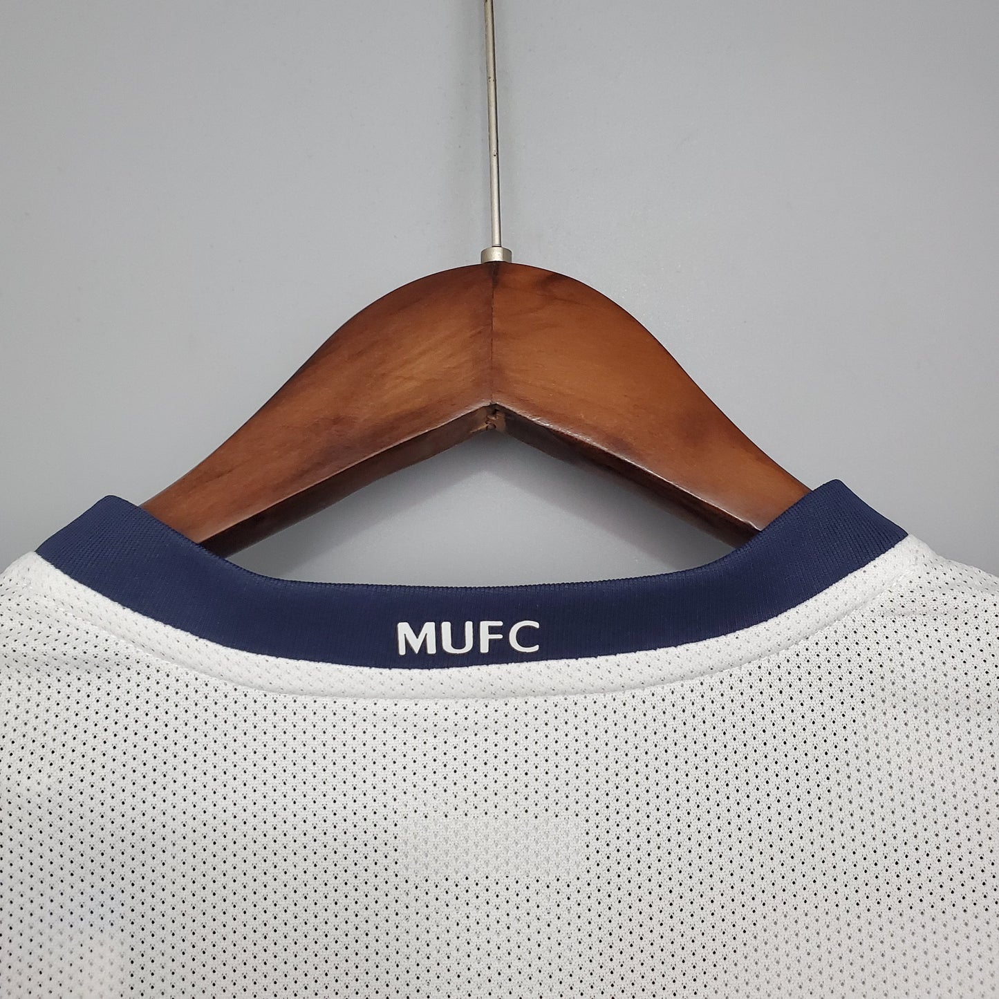 Manchester United 2008-09 Away Retro Jersey – White Navy AIG Nike FIT Ronaldo Rooney Giggs Fan Version Football Shirt