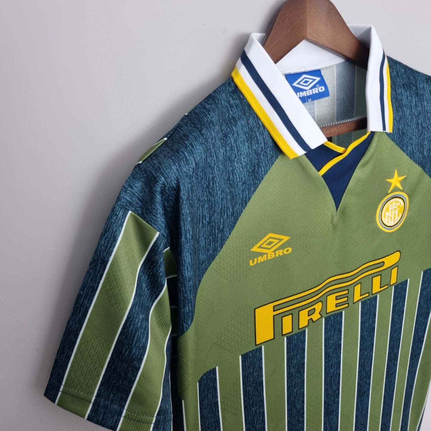Inter Milan 1995-96 Away Retro Jersey – Umbro Green Pirelli Zanetti Roberto Carlos Paul Ince Football Shirt
