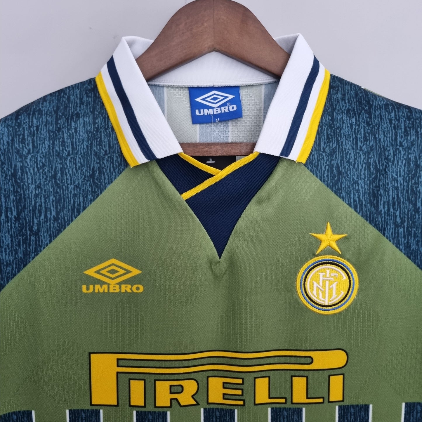 Inter Milan 1995-96 Away Retro Jersey – Umbro Green Pirelli Zanetti Roberto Carlos Paul Ince Football Shirt