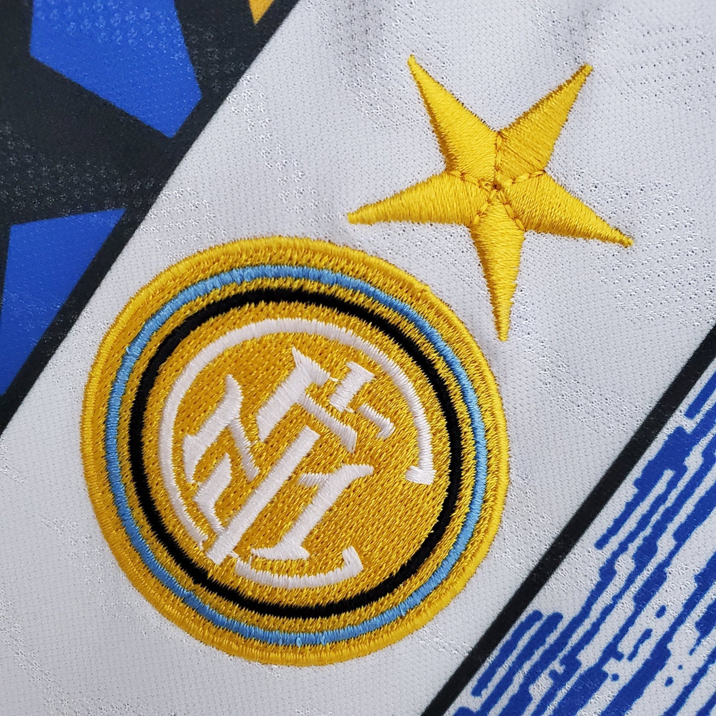 Inter Milan 1996-97 Away Retro Jersey – Umbro White Geometric Pirelli Zanetti Zamorano Djorkaeff Serie A Football Shirt