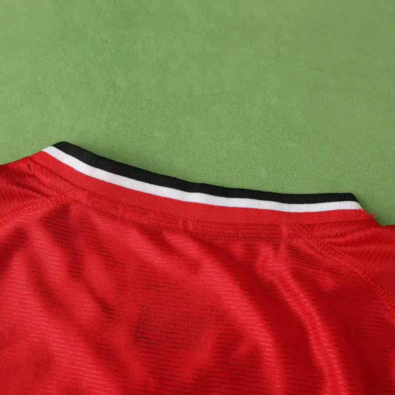 Manchester United FC Home Retro Jersey 2000/02 – Fan Version