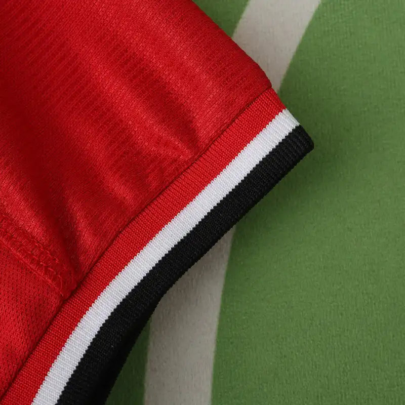 Manchester United FC Home Retro Jersey 2000/02 – Fan Version