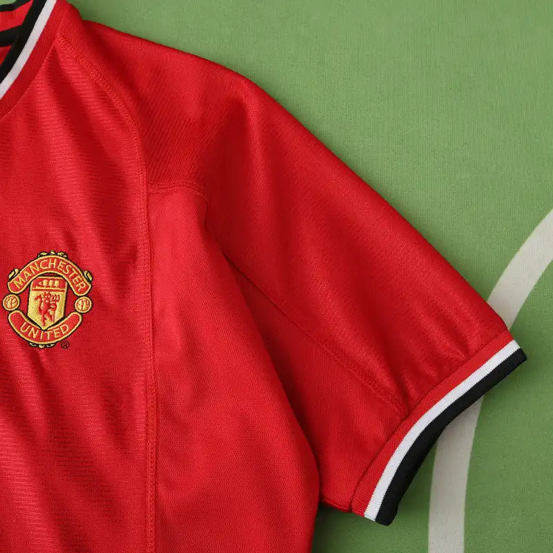 Manchester United FC Home Retro Jersey 2000/02 – Fan Version