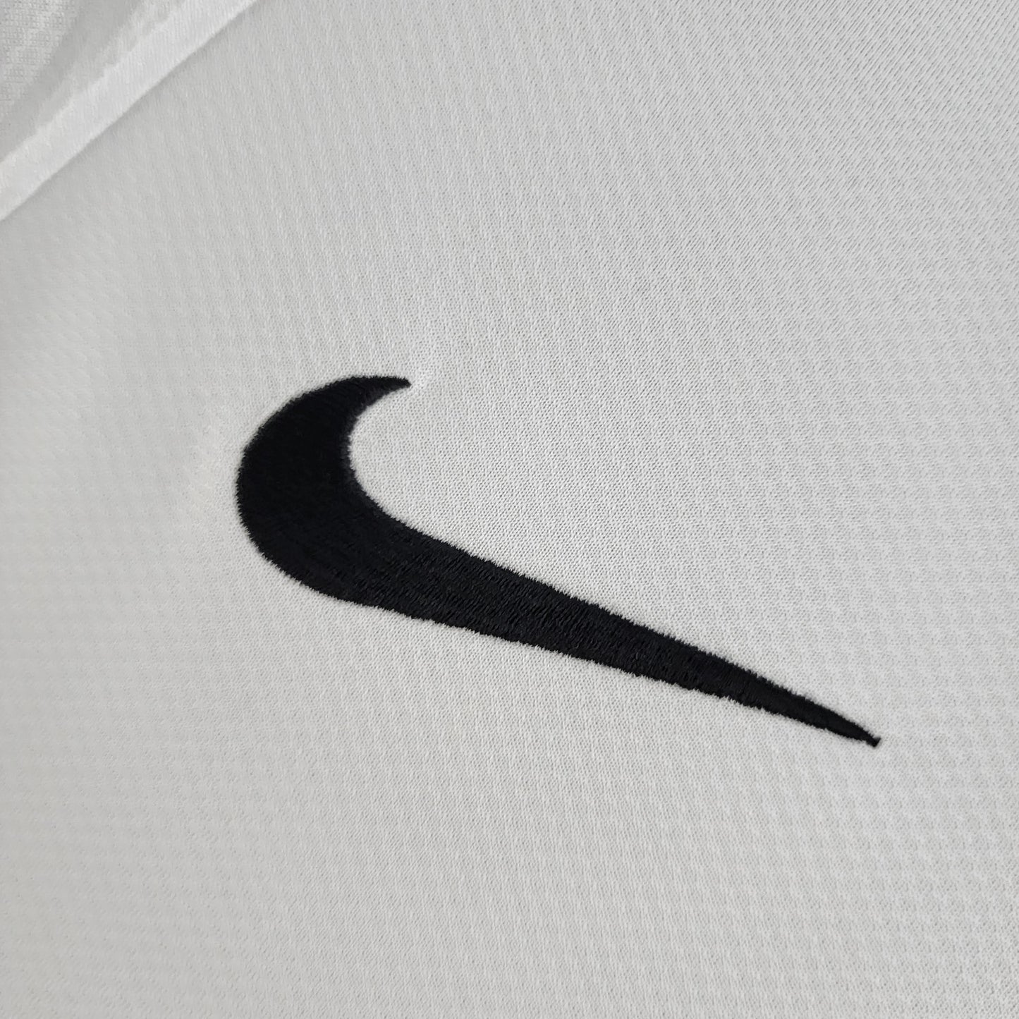 Manchester United 2006-07 Away Retro Jersey – Nike White Gold AIG Ronaldo Rooney Giggs Scholes Ferdinand Vidic Sir Alex Ferguson Fan Version Football Shirt
