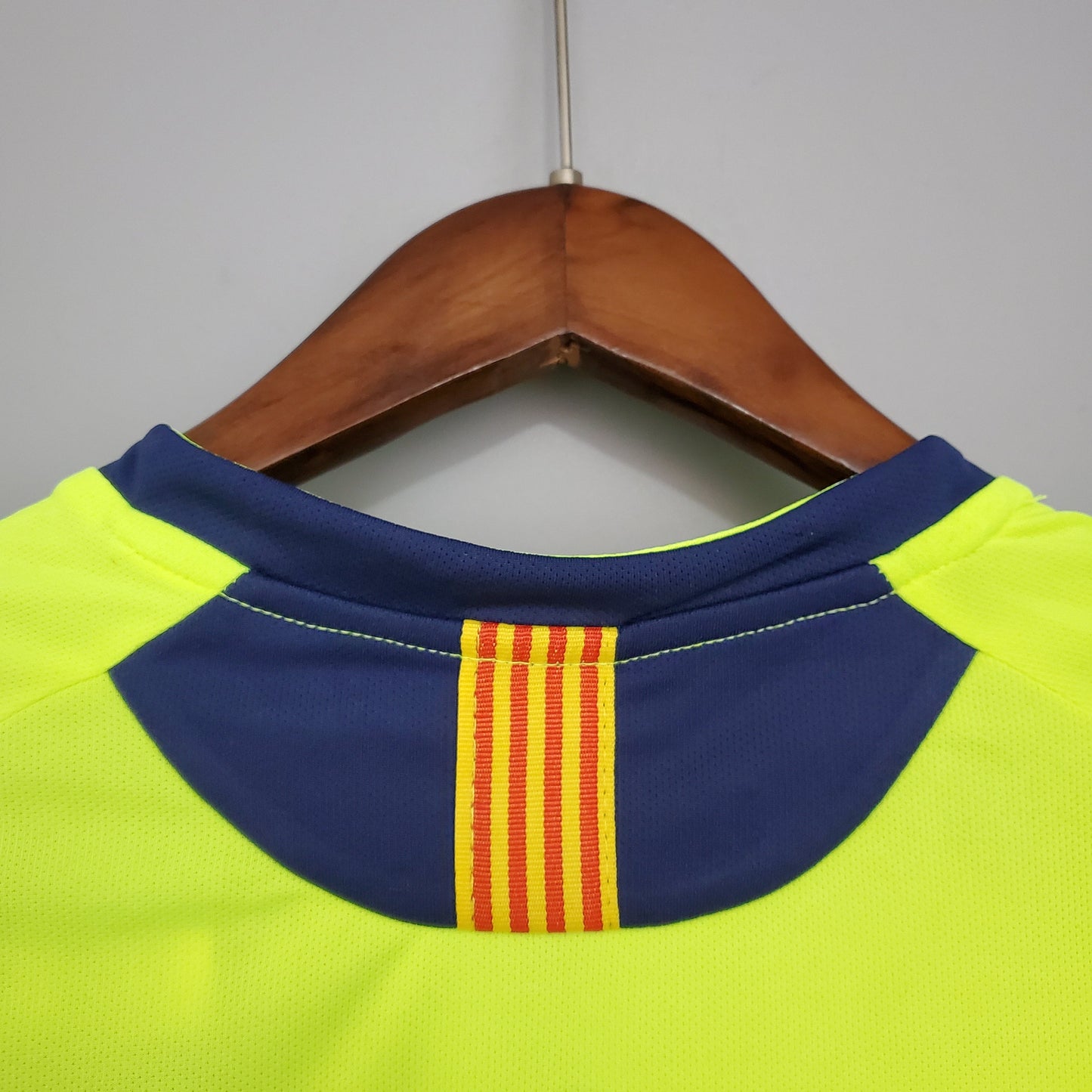 Barcelona 2005-06 Away Retro Jersey – Nike Fluorescent Yellow Navy Blue Ronaldinho Messi Eto'o Xavi Iniesta Puyol Champions League Winner Fan Version Football Shirt