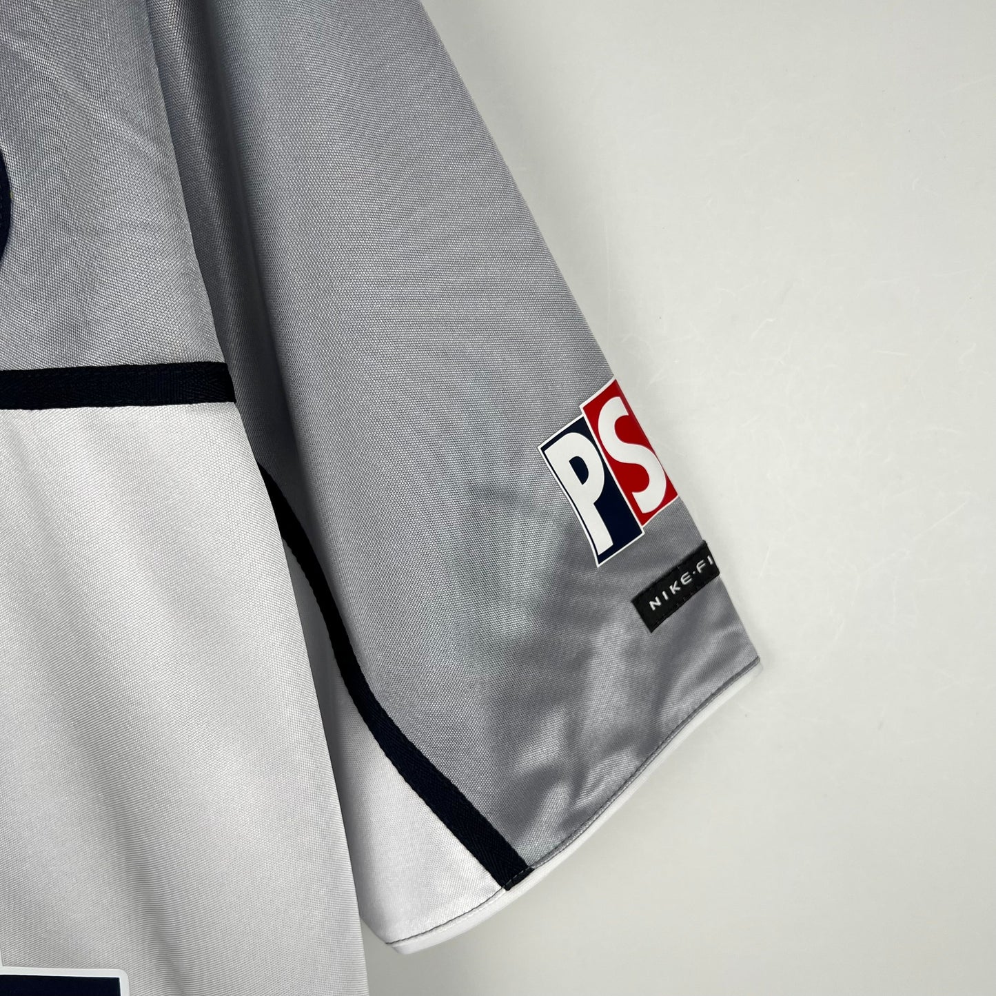 PSG 1999-2000 Away Retro Jersey – Nike Silver Grey White Band Navy V-Neck Opel Ligue 1 Paris Saint-Germain Fan Version Football Shirt