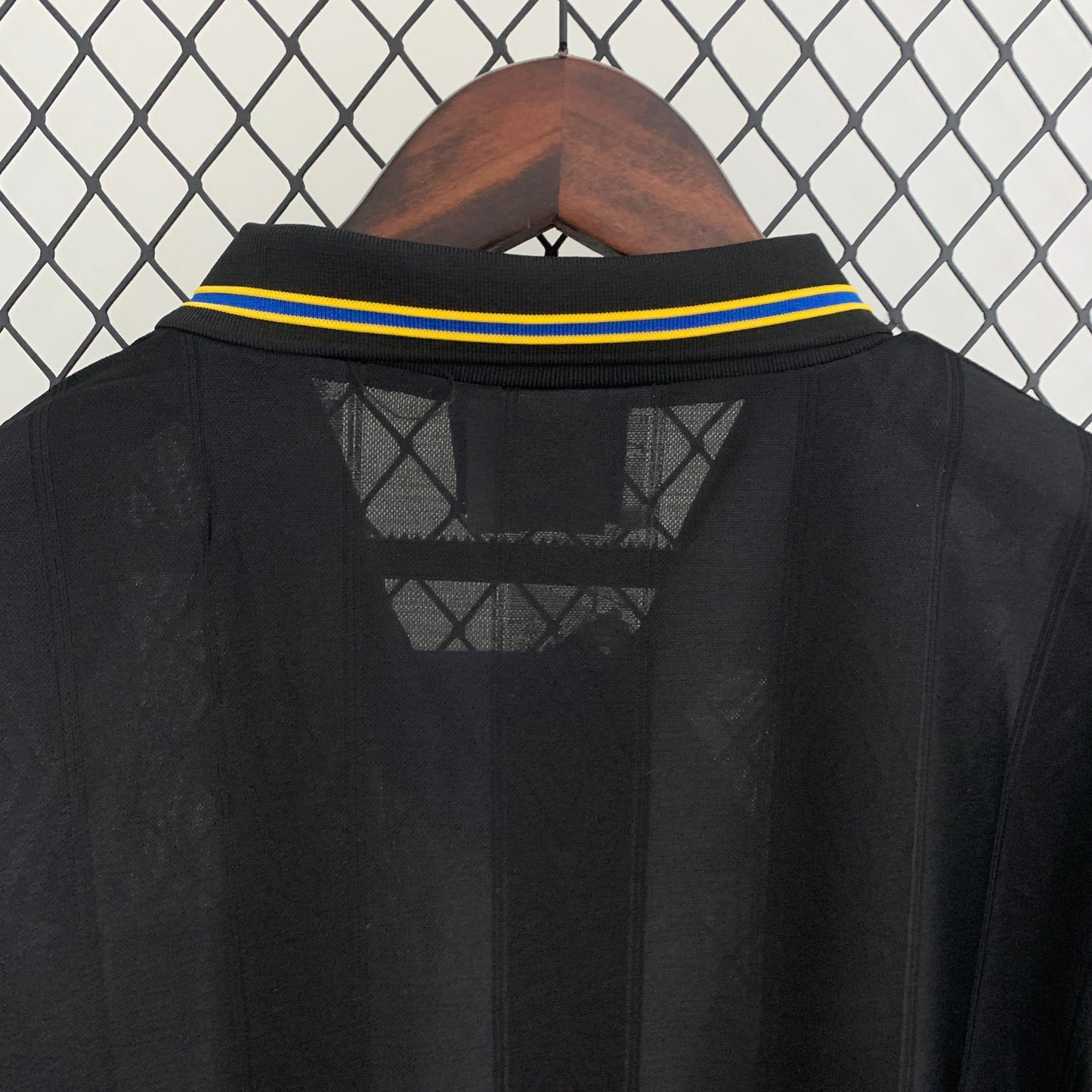 Manchester United 1994-95 Away Long-Sleeve Retro Jersey – Black Gold Yellow V-Neck Polo Collar Blue Cuffs Sharp Viewcam Man Utd Shield Crest Cantona Giggs Scholes Beckham Roy Keane Cole Premier League Fan Version Football Shirt