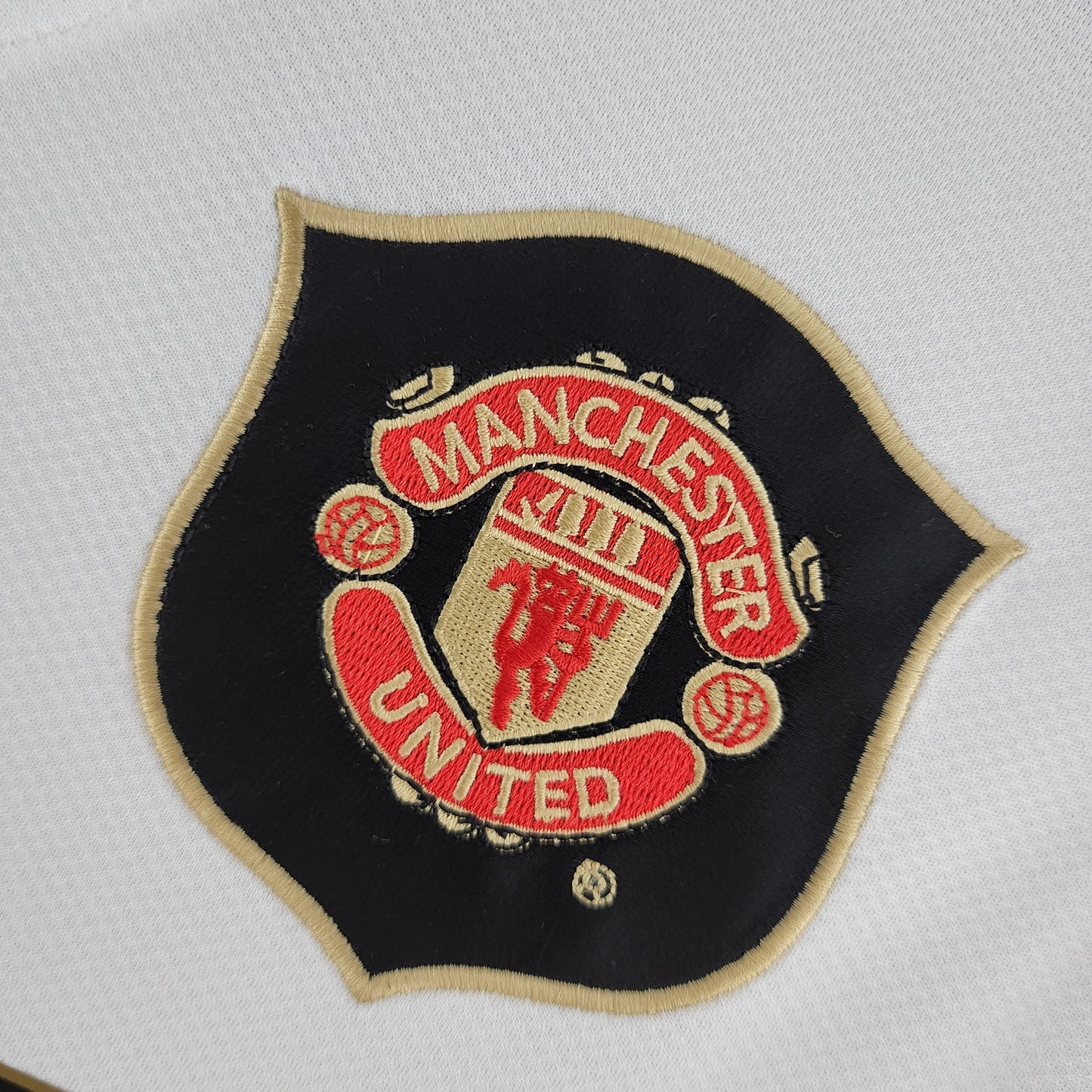 Manchester United 2006-07 Away Retro Jersey – Nike White Gold AIG Ronaldo Rooney Giggs Scholes Ferdinand Vidic Sir Alex Ferguson Fan Version Football Shirt