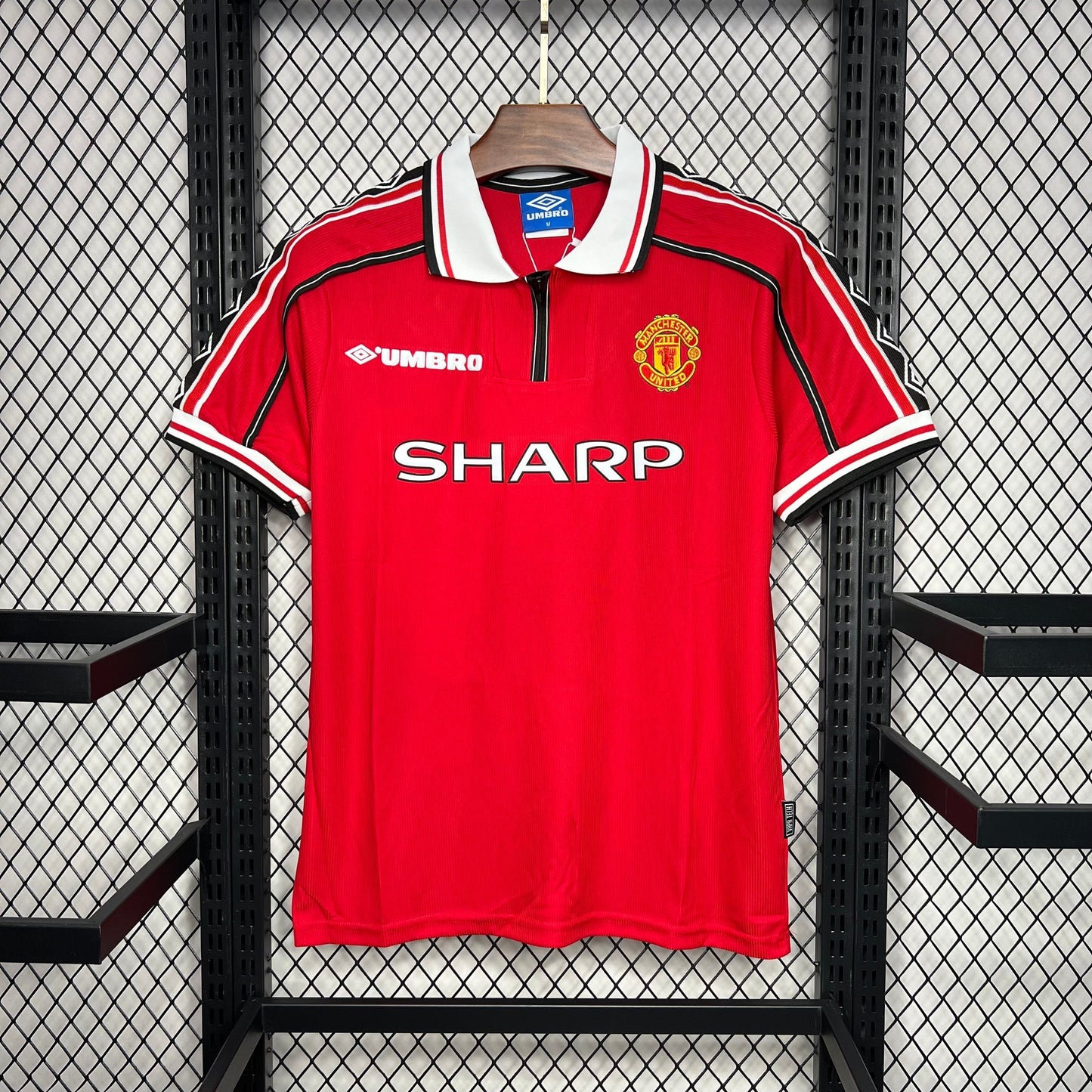 Manchester United 1998-99 Home Retro Jersey – Umbro Red Sharp Treble Season Beckham Giggs Scholes Yorke Football Shirt