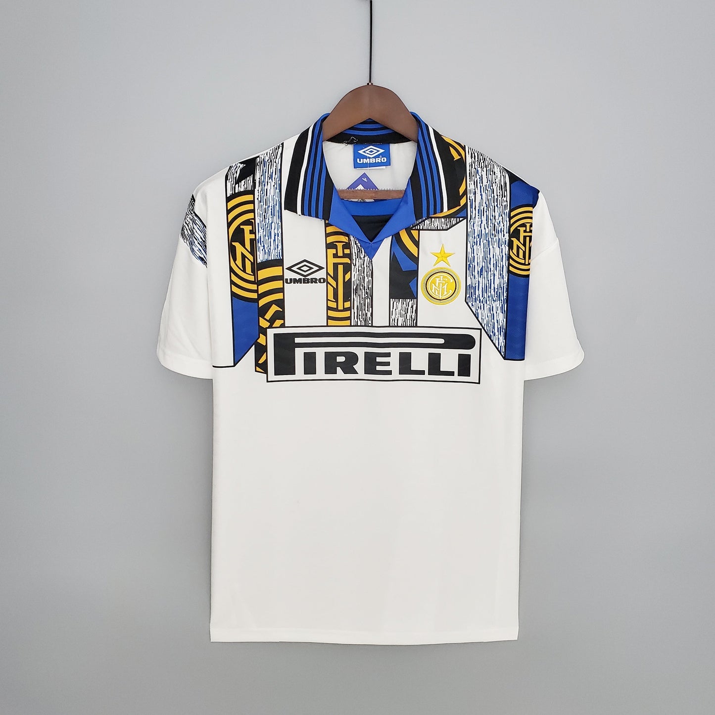 Inter Milan 1996-97 Away Retro Jersey – Umbro White Geometric Pirelli Zanetti Zamorano Djorkaeff Serie A Football Shirt