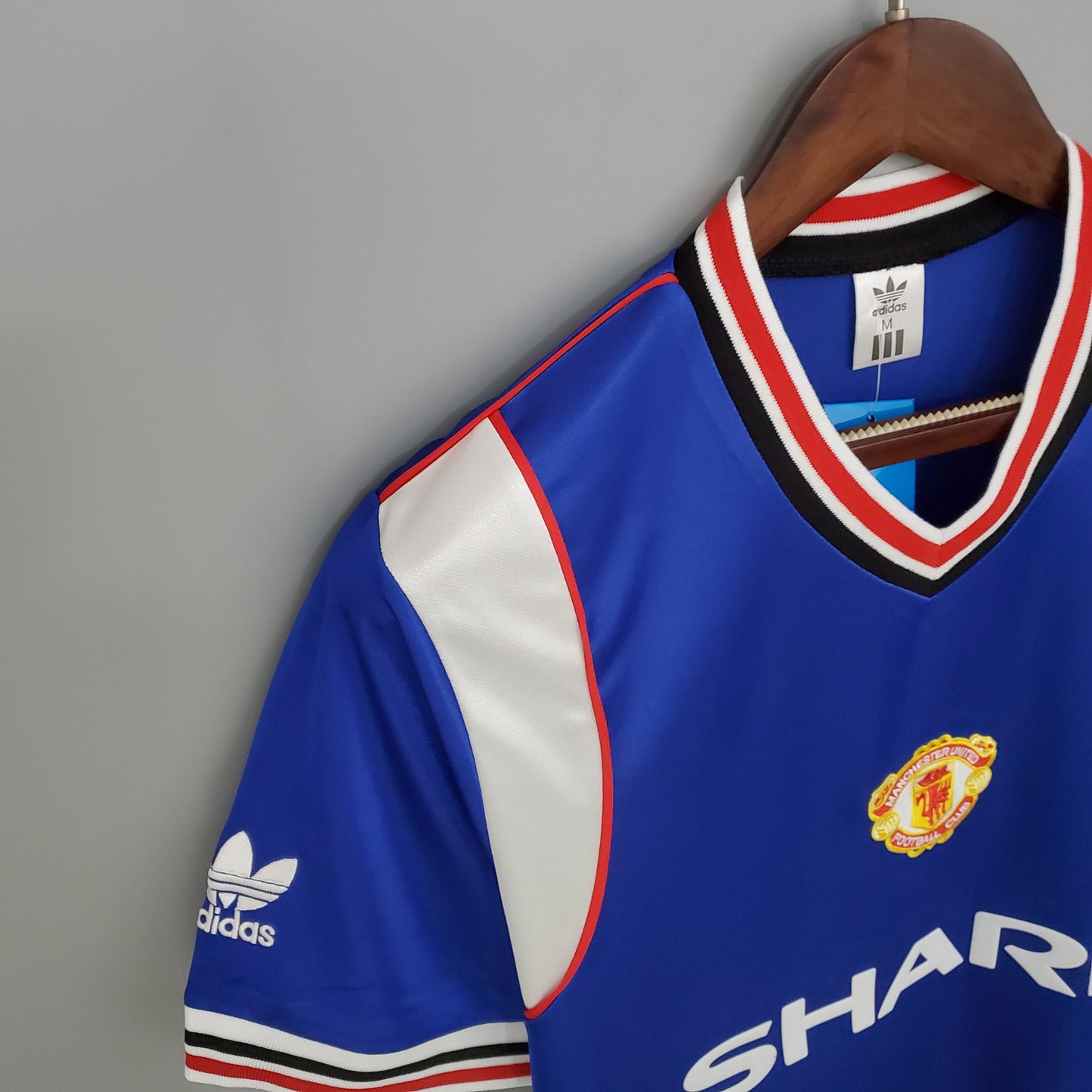 Manchester United 1985-86 Away Retro Jersey – Adidas Royal Blue Sharp V-Neck Trefoil Classic 80s Fan Version Football Shirt