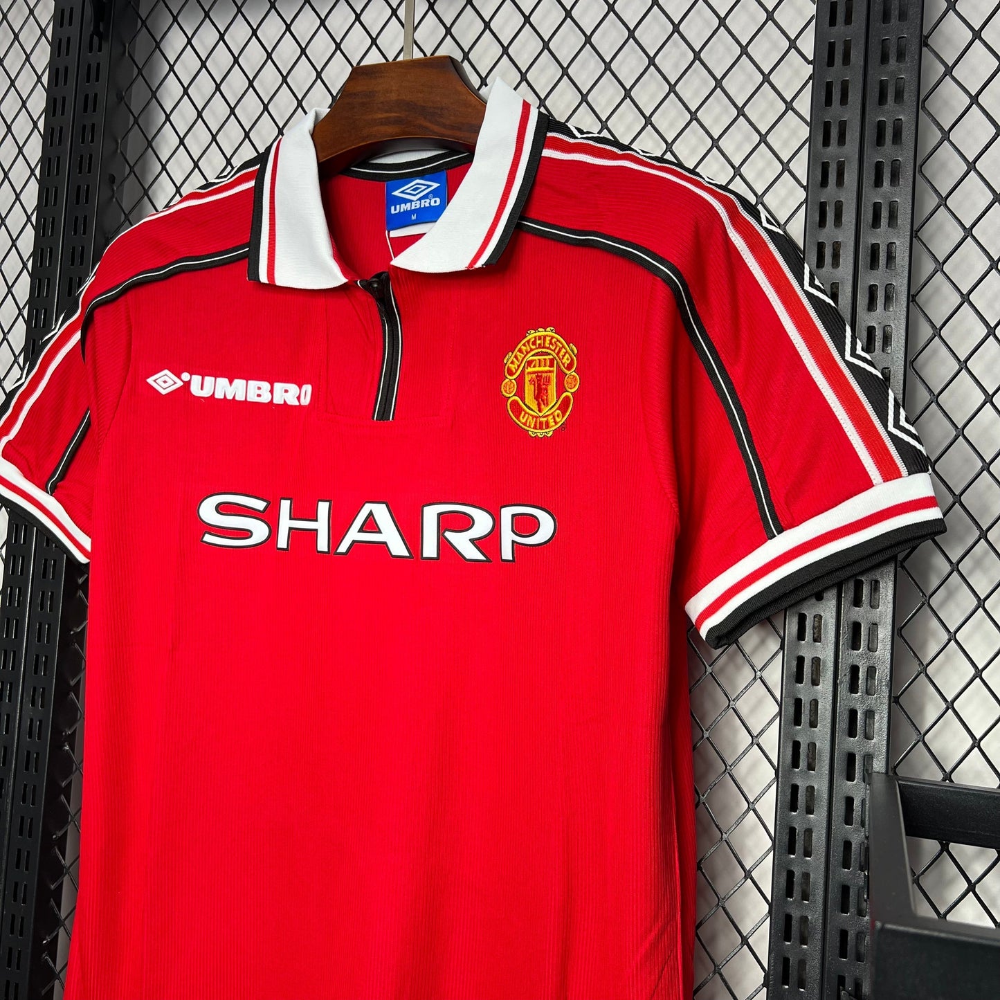 Manchester United 1998-99 Home Retro Jersey – Umbro Red Sharp Treble Season Beckham Giggs Scholes Yorke Football Shirt