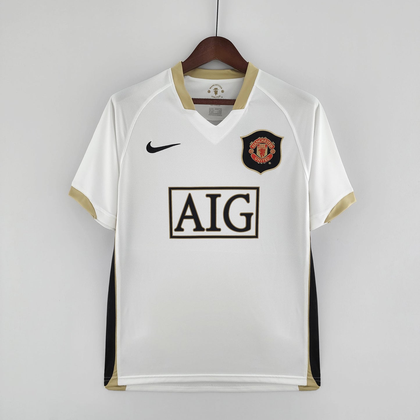 Manchester United 2006-07 Away Retro Jersey – Nike White Gold AIG Ronaldo Rooney Giggs Scholes Ferdinand Vidic Sir Alex Ferguson Fan Version Football Shirt