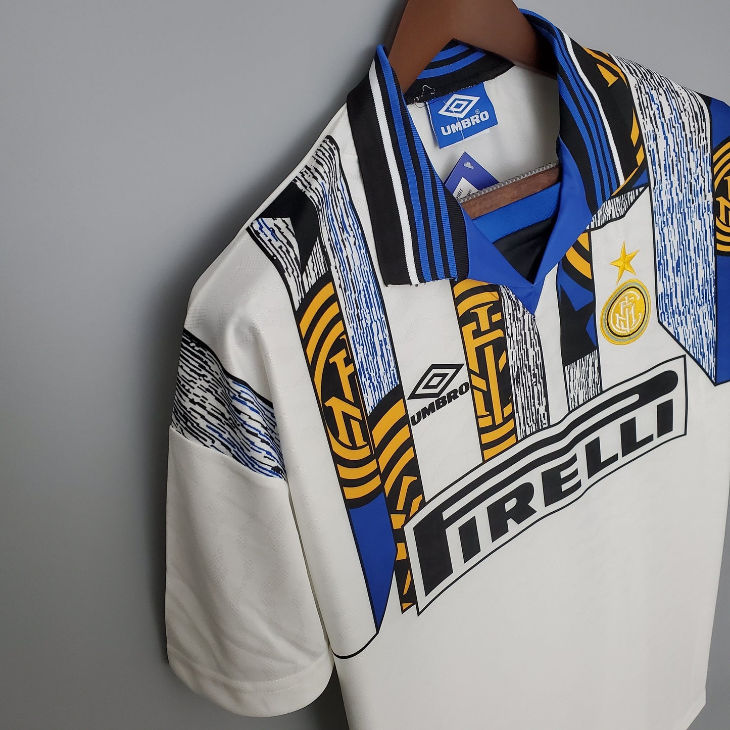 Inter Milan 1996-97 Away Retro Jersey – Umbro White Geometric Pirelli Zanetti Zamorano Djorkaeff Serie A Football Shirt