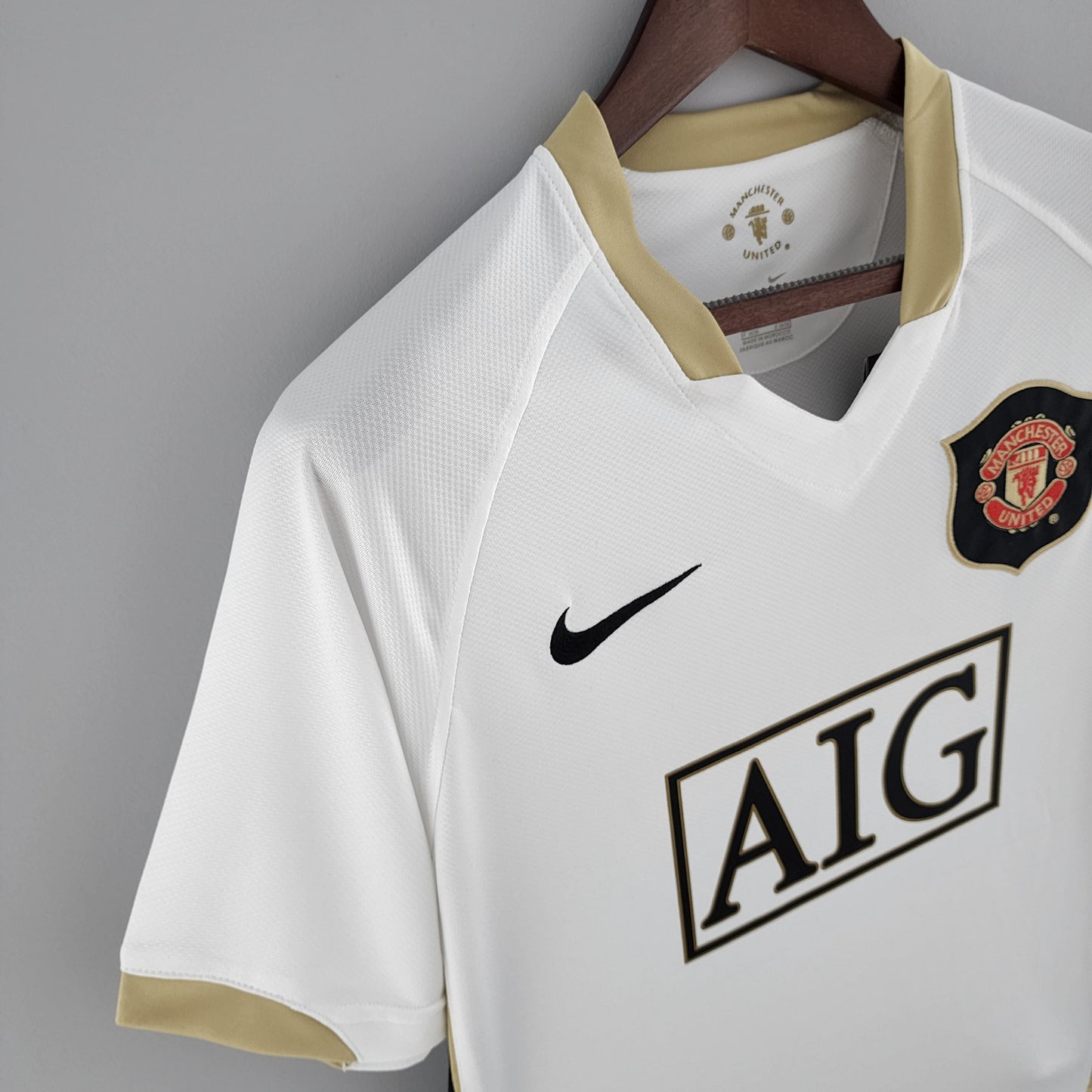Manchester United 2006-07 Away Retro Jersey – Nike White Gold AIG Ronaldo Rooney Giggs Scholes Ferdinand Vidic Sir Alex Ferguson Fan Version Football Shirt