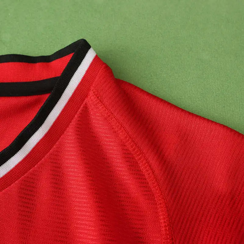 Manchester United FC Home Retro Jersey 2000/02 – Fan Version
