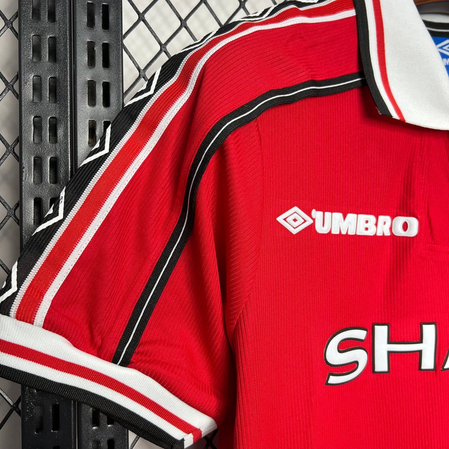 Manchester United 1998-99 Home Retro Jersey – Umbro Red Sharp Treble Season Beckham Giggs Scholes Yorke Football Shirt