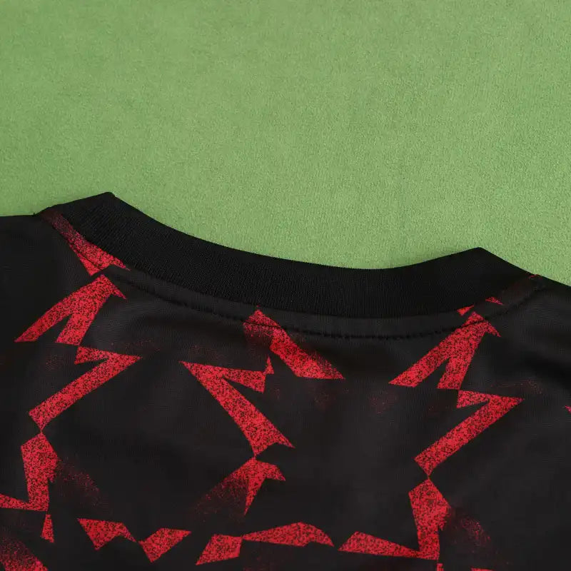 Manchester United Training Shirt Fan Version 2024/25 – Black Red Diamond Pattern Tezos Pre-Match Top