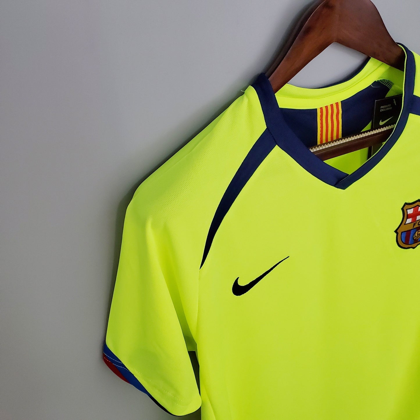 Barcelona 2005-06 Away Retro Jersey – Nike Fluorescent Yellow Navy Blue Ronaldinho Messi Eto'o Xavi Iniesta Puyol Champions League Winner Fan Version Football Shirt