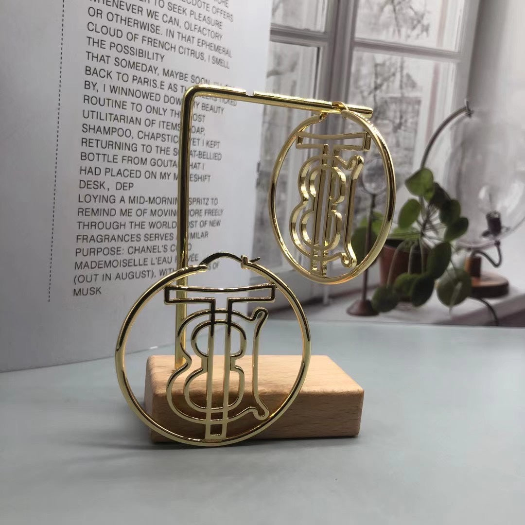 Burberry oval TB monogram drop earrings in Gold Tone, detail view 2