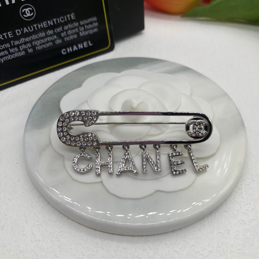 Chanel style brooches - product photo 4