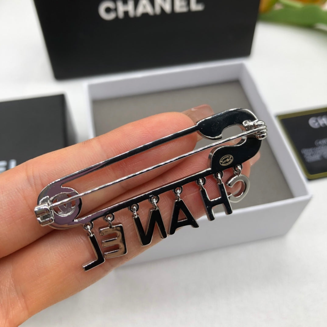 Chanel style brooches - product photo 3