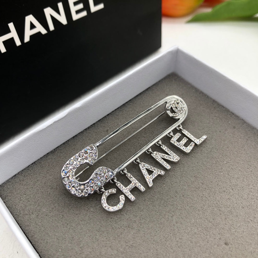 Chanel style brooches - product photo 6