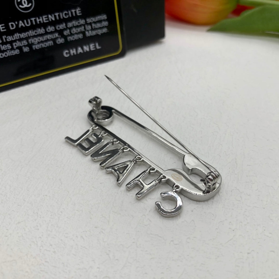 Chanel style brooches - product photo 5