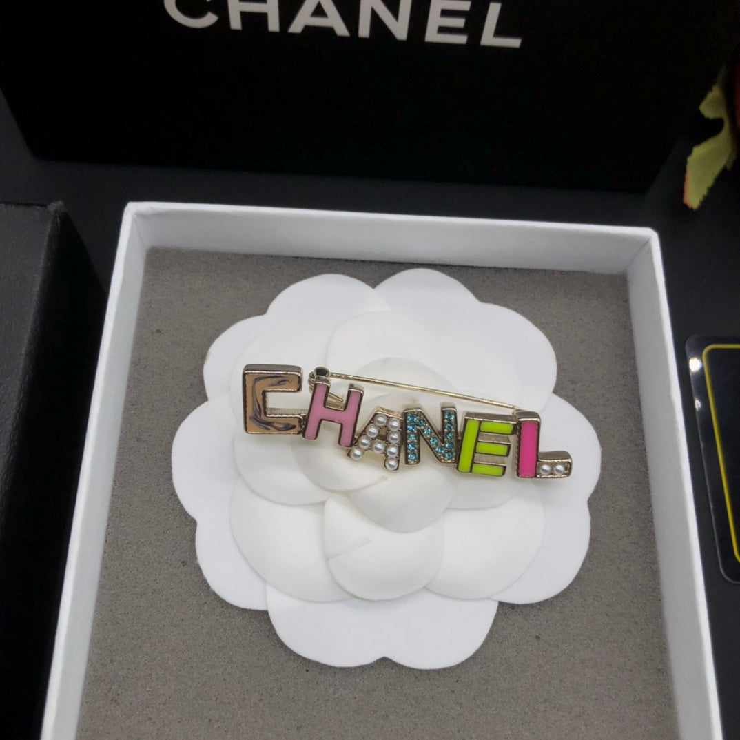 Chanel style brooches - product photo 3