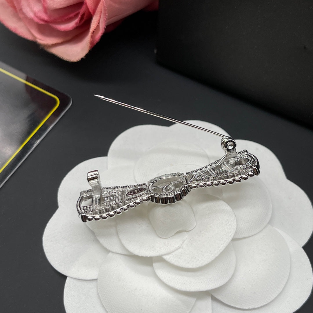 Chanel style brooches - product photo 5