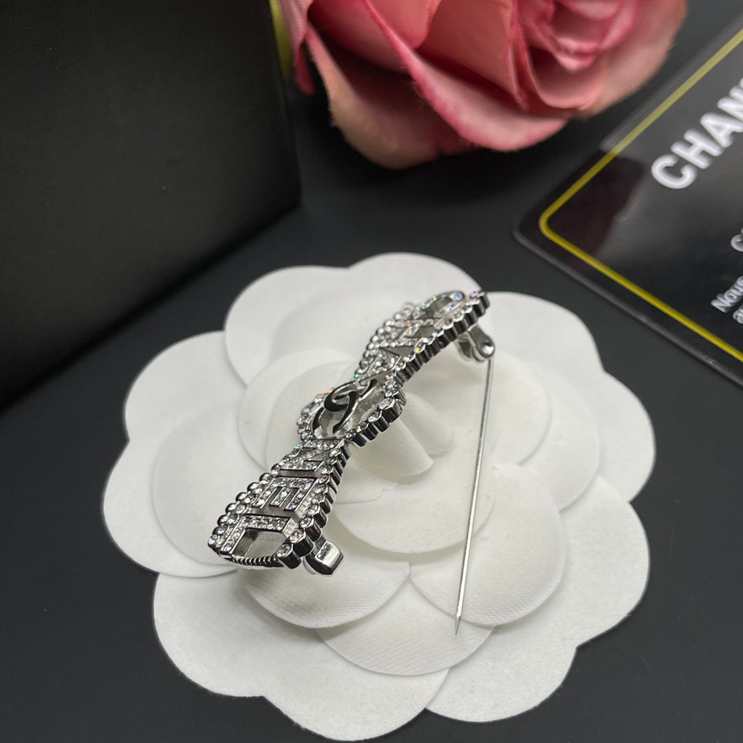 Chanel style brooches - product photo 3