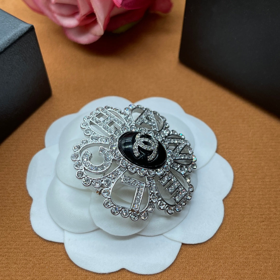 Chanel style brooches - product photo 6