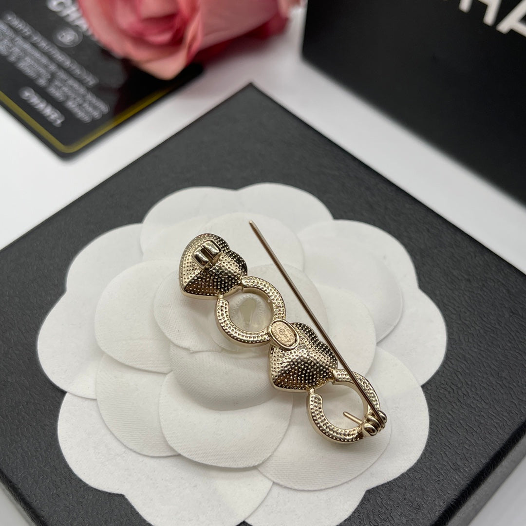 Chanel style brooches - product photo 6